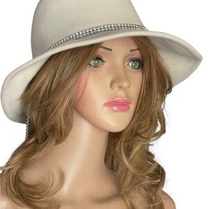 Vintage 1960S YVES SAINT
LAURENT YSL SCULPTED
IVORY FELT FEDORA HAT